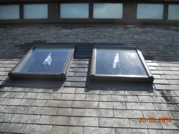 Dachfenstereinbau, hier im Asbestplattendach natürlich mit Schutzausrüstung
"Zertifizierter Fachbetrieb"